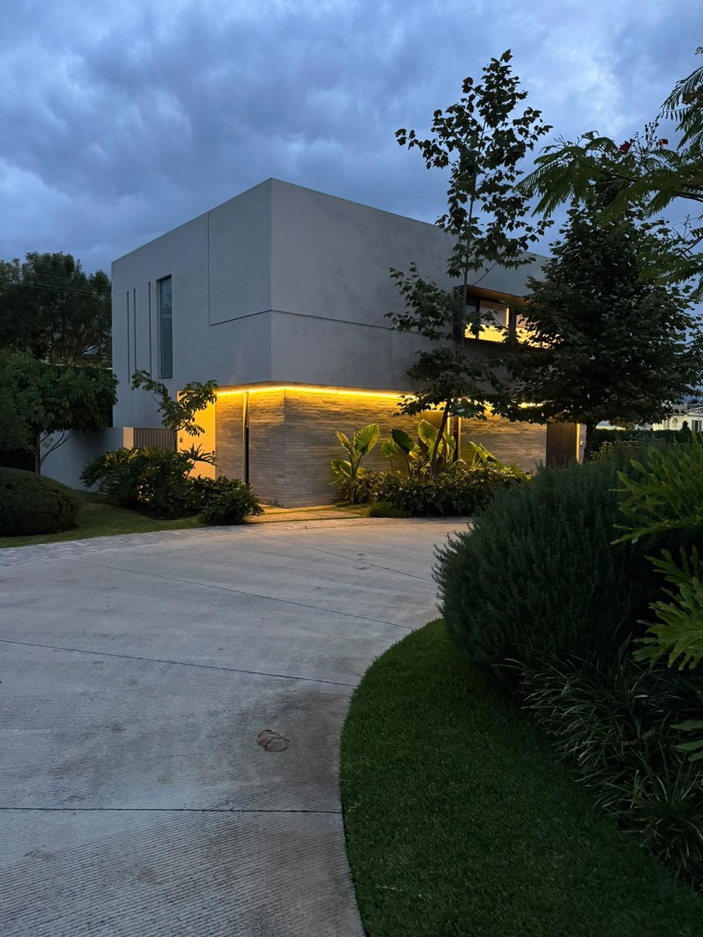 Residencia Monolito al atardecer
