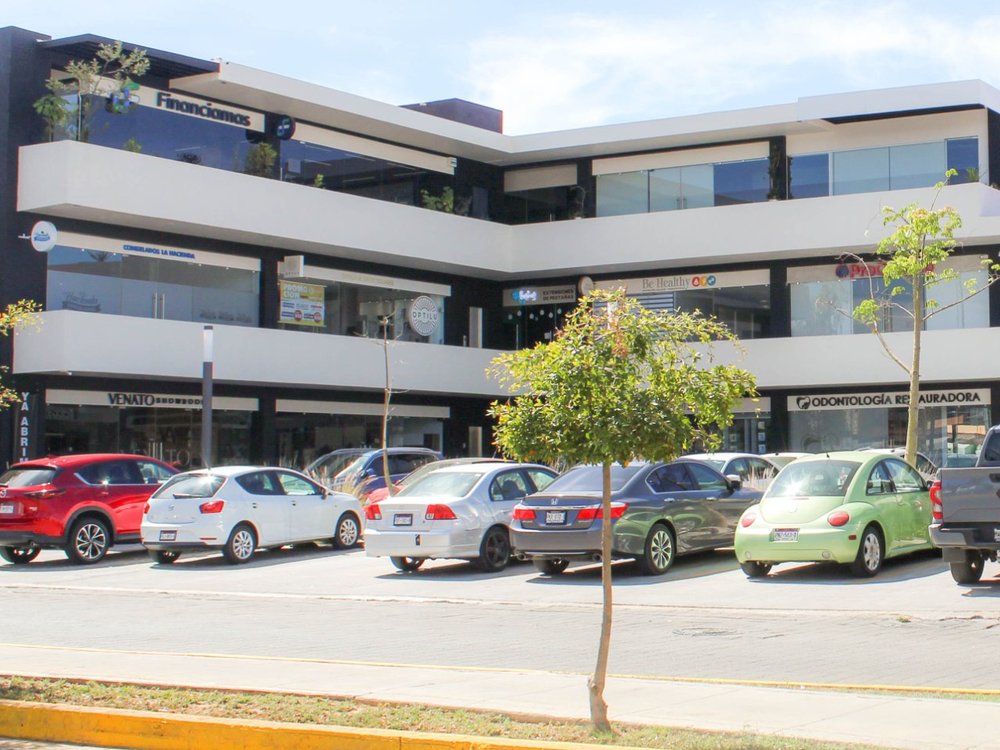 Plaza Sauce con negocios funcionando