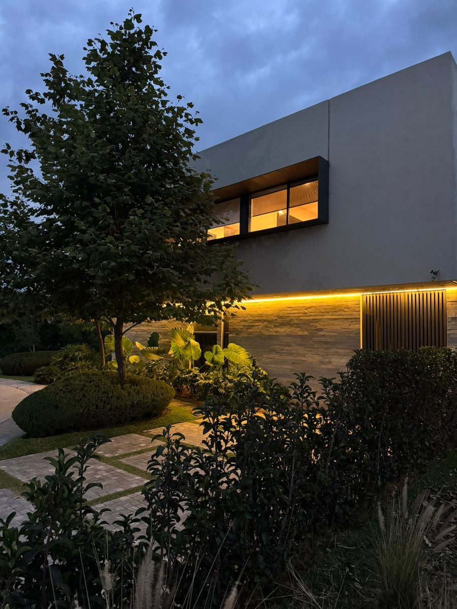 Residencia Monolito iluminada de noche